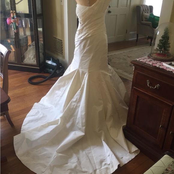 Vera Wang wedding gown - Picture 2 of 3